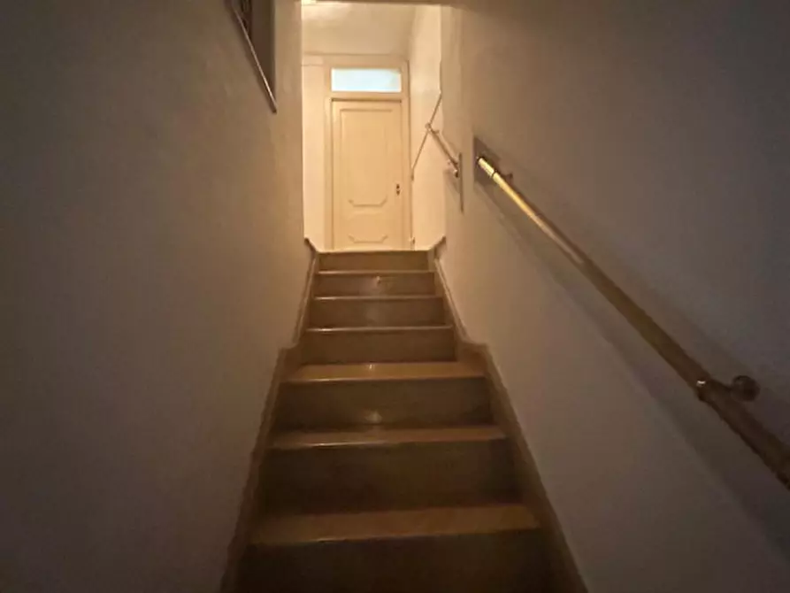 Immagine 19 di Camera in affitto  in via foria a Napoli