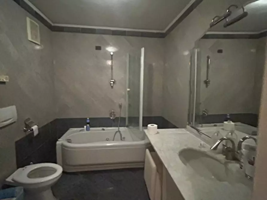 Immagine 20 di Camera in affitto  in via foria a Napoli