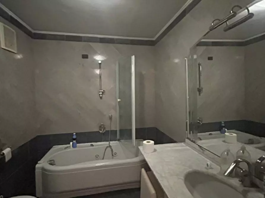 Immagine 21 di Camera in affitto  in via foria a Napoli