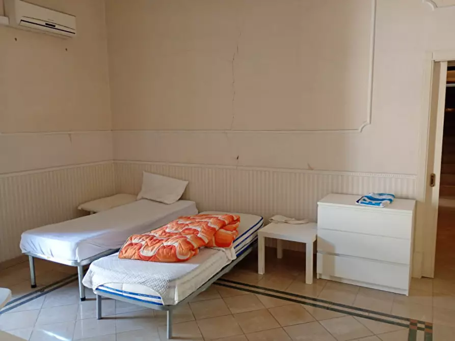 Immagine 24 di Camera in affitto  in via foria a Napoli