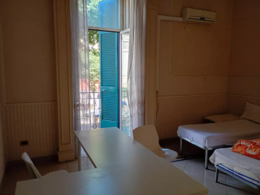 Immagine 25 di Camera in affitto  in via foria a Napoli