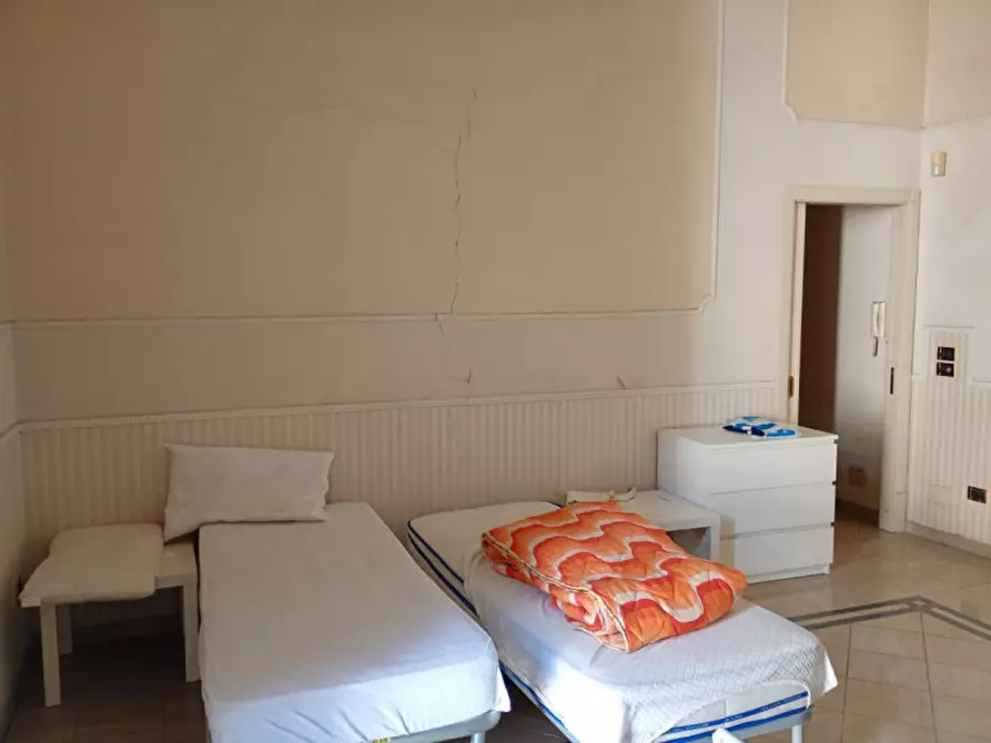 Immagine 26 di Camera in affitto  in via foria a Napoli