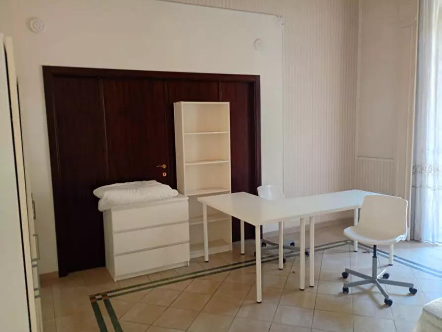 Immagine 31 di Camera in affitto  in via foria a Napoli