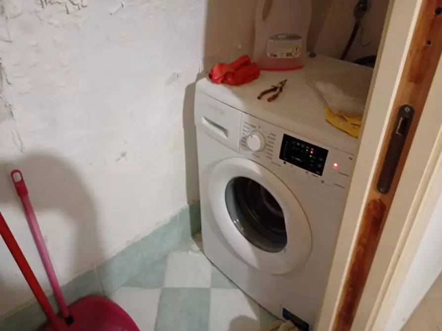 Immagine 32 di Camera in affitto  in via foria a Napoli