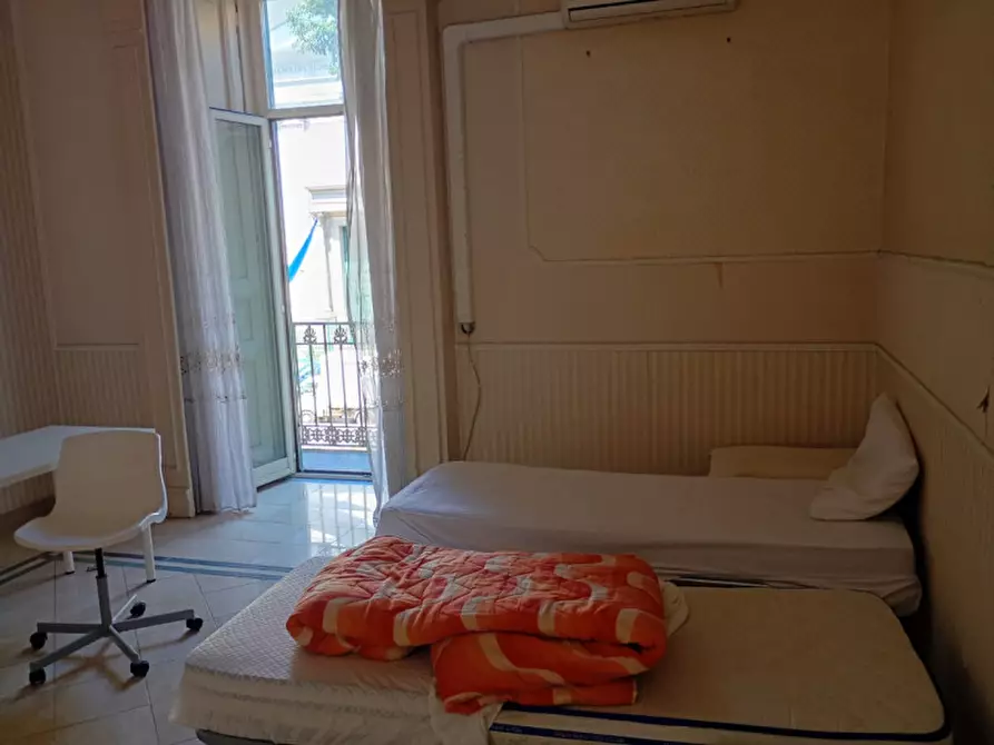 Immagine 35 di Camera in affitto  in via foria a Napoli