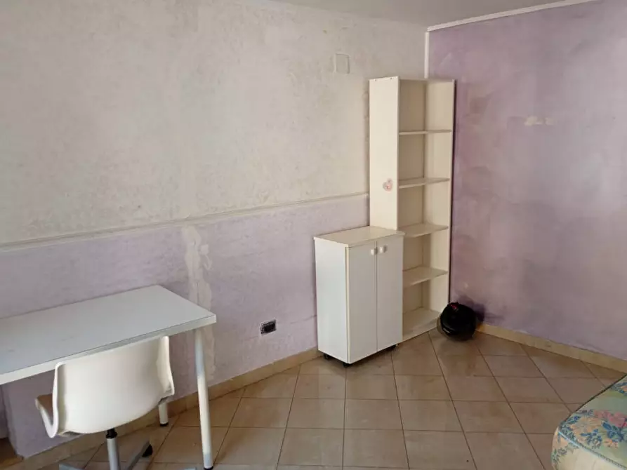 Immagine 41 di Camera in affitto  in via foria a Napoli