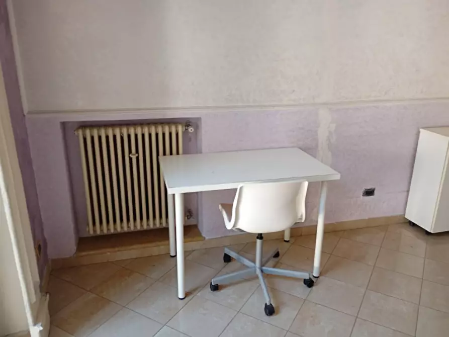 Immagine 42 di Camera in affitto  in via foria a Napoli