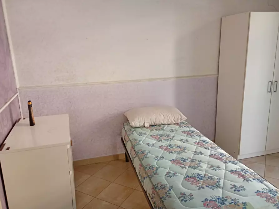 Immagine 43 di Camera in affitto  in via foria a Napoli