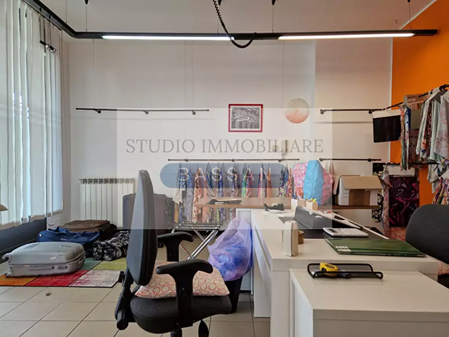 Immagine 2 di Negozio in vendita  in Via Garibaldi 94 a Cassano Magnago