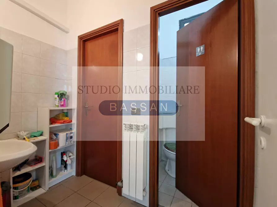 Immagine 7 di Negozio in vendita  in Via Garibaldi 94 a Cassano Magnago