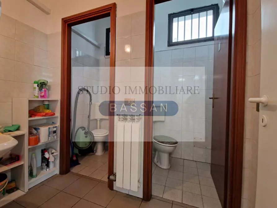 Immagine 7 di Negozio in vendita  in Via Garibaldi 94 a Cassano Magnago