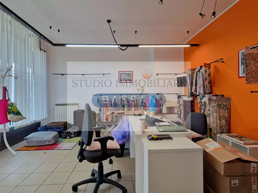 Immagine 8 di Negozio in vendita  in Via Garibaldi 94 a Cassano Magnago