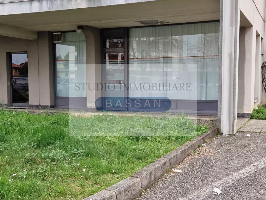 Immagine 15 di Negozio in vendita  in Via Garibaldi 94 a Cassano Magnago