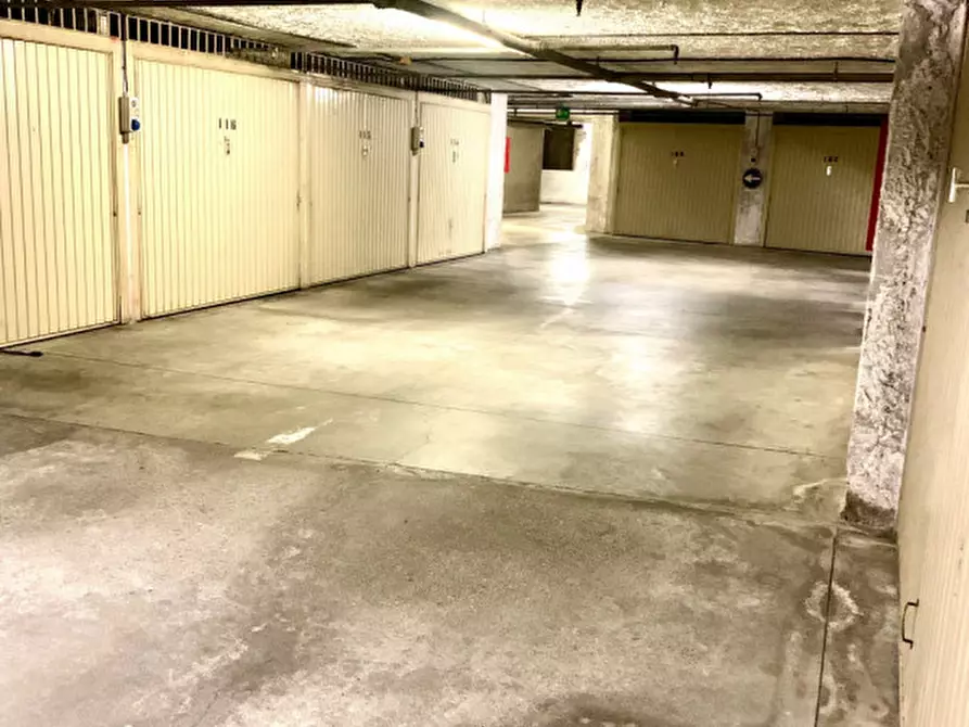 Immagine 10 di Garage in affitto  in via Del Carmine a Padova