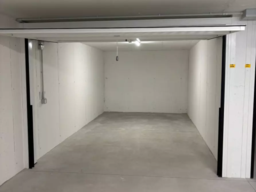 Immagine 1 di Garage in affitto  a Padova