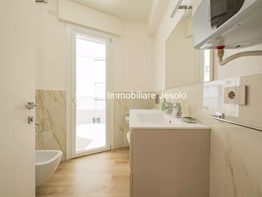Immagine 17 di Appartamento in vendita  in via Bafile a Jesolo