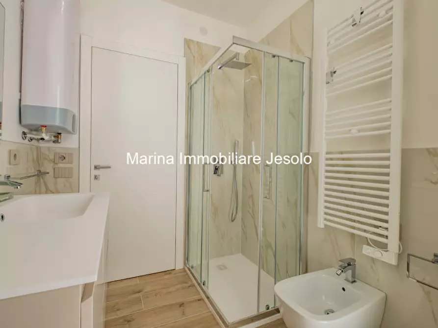 Immagine 17 di Appartamento in vendita  in via Bafile a Jesolo