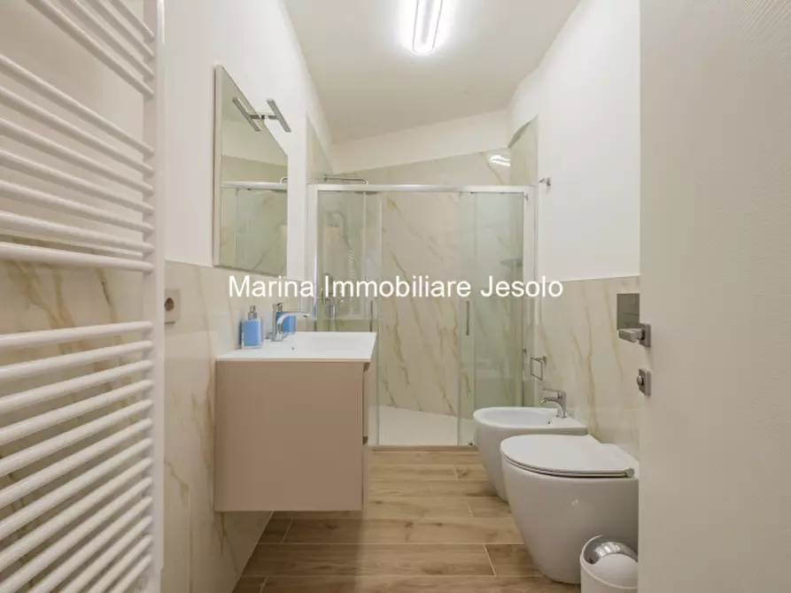 Immagine 19 di Appartamento in vendita  in via Bafile a Jesolo
