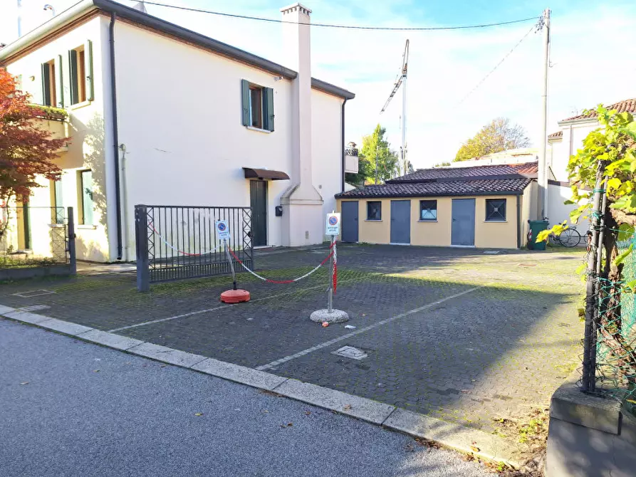 Immagine 1 di Posto auto in vendita  in via della Vittoria a Mirano