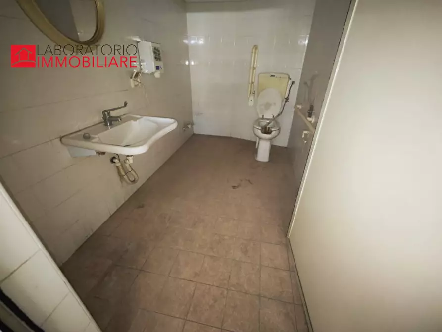 Immagine 6 di Attività commerciale in affitto  in via D'Annunzio angolo via Tasso a Lecce