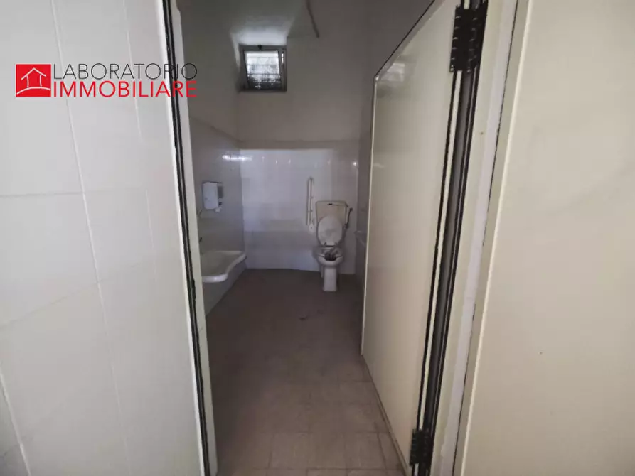 Immagine 7 di Attività commerciale in affitto  in via D'Annunzio angolo via Tasso a Lecce