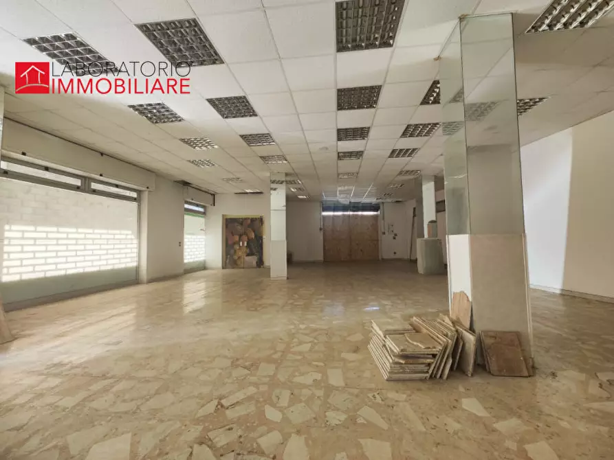 Immagine 8 di Attività commerciale in affitto  in via D'Annunzio angolo via Tasso a Lecce