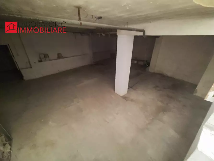 Immagine 9 di Attività commerciale in affitto  in via D'Annunzio angolo via Tasso a Lecce