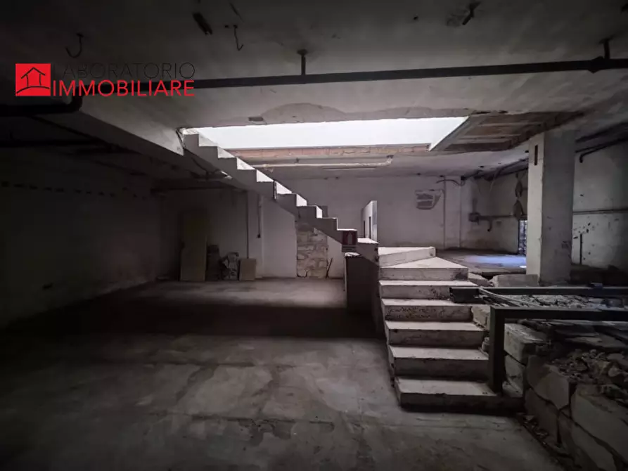 Immagine 10 di Attività commerciale in affitto  in via D'Annunzio angolo via Tasso a Lecce