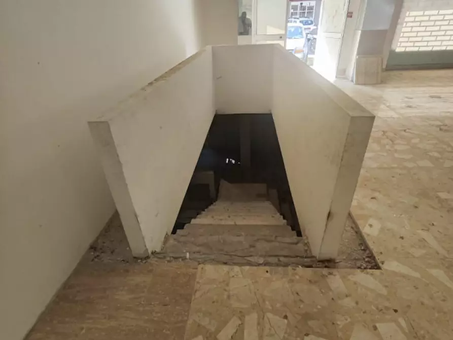 Immagine 11 di Attività commerciale in affitto  in via D'Annunzio angolo via Tasso a Lecce