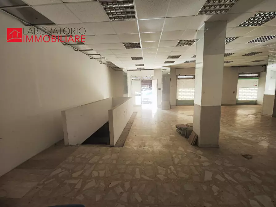 Immagine 12 di Attività commerciale in affitto  in via D'Annunzio angolo via Tasso a Lecce