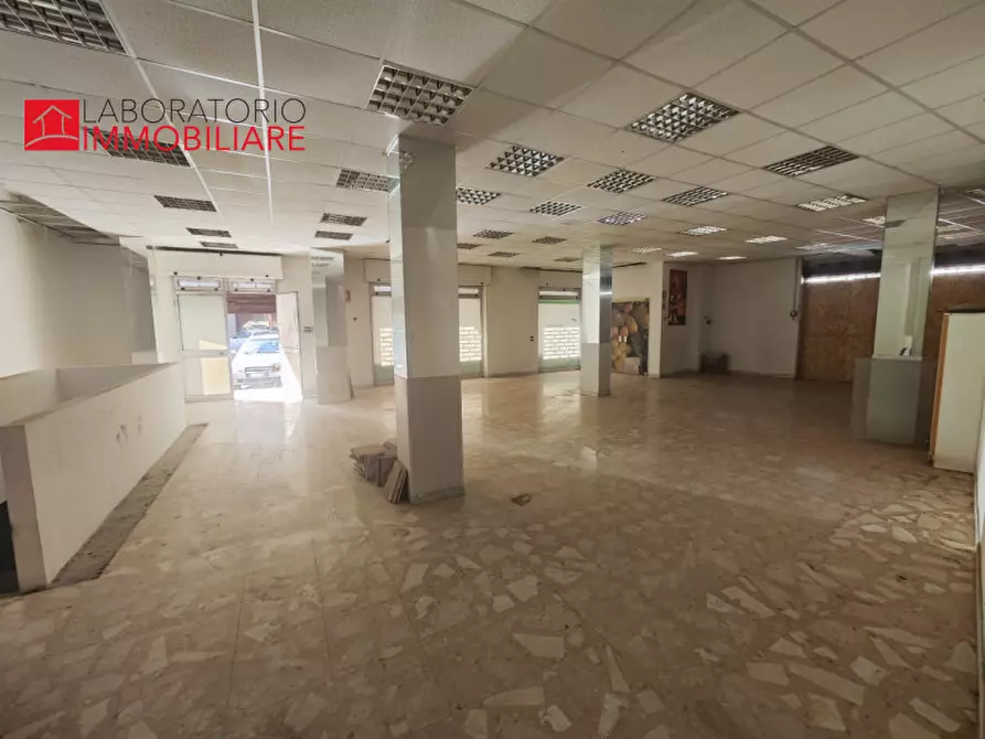 Immagine 13 di Attività commerciale in affitto  in via D'Annunzio angolo via Tasso a Lecce