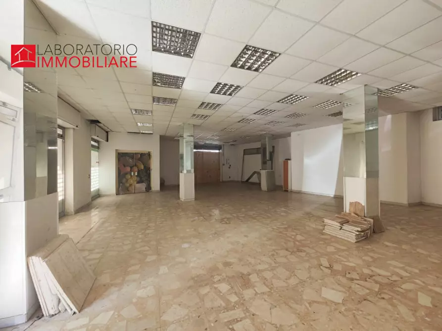 Immagine 14 di Attività commerciale in affitto  in via D'Annunzio angolo via Tasso a Lecce