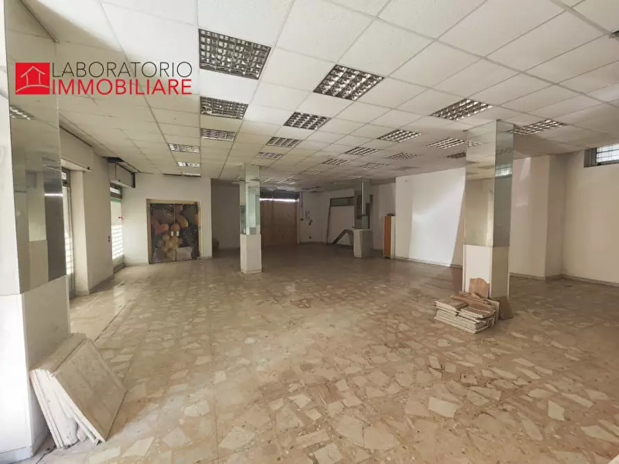 Immagine 15 di Attività commerciale in affitto  in via D'Annunzio angolo via Tasso a Lecce