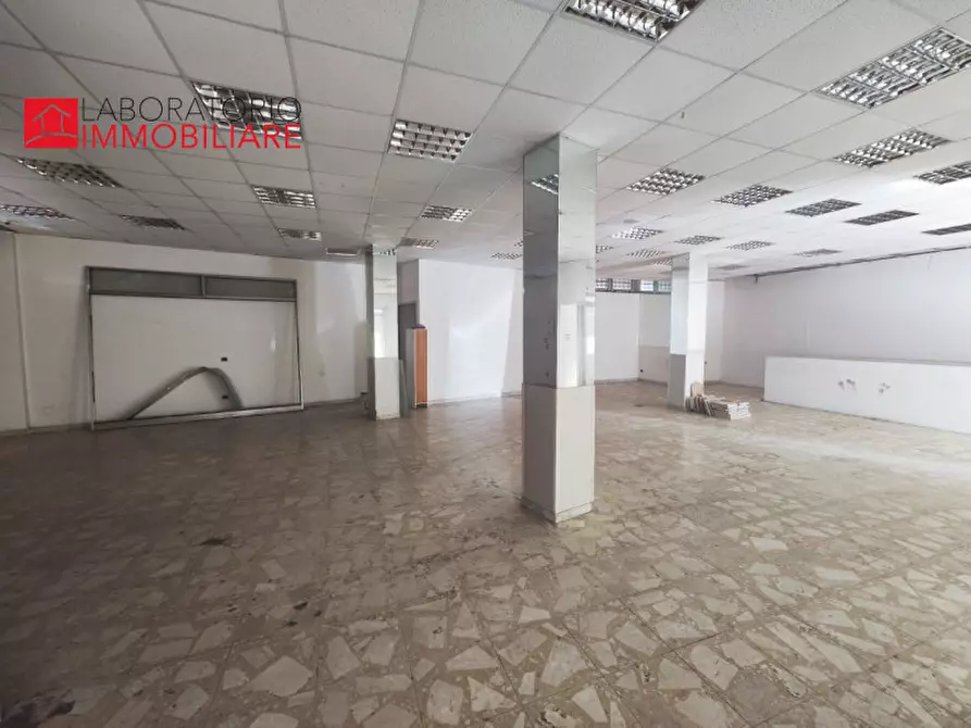 Immagine 16 di Attività commerciale in affitto  in via D'Annunzio angolo via Tasso a Lecce