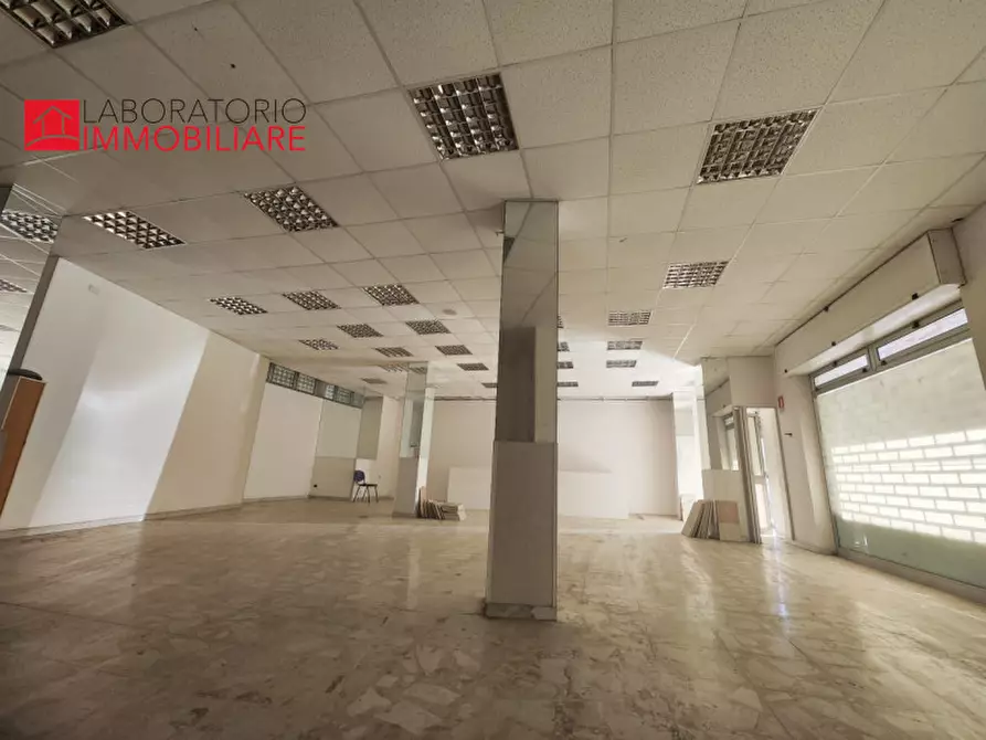 Immagine 17 di Attività commerciale in affitto  in via D'Annunzio angolo via Tasso a Lecce