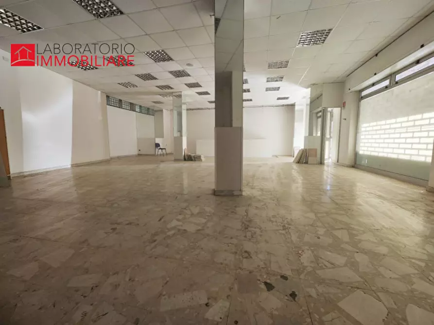 Immagine 18 di Attività commerciale in affitto  in via D'Annunzio angolo via Tasso a Lecce