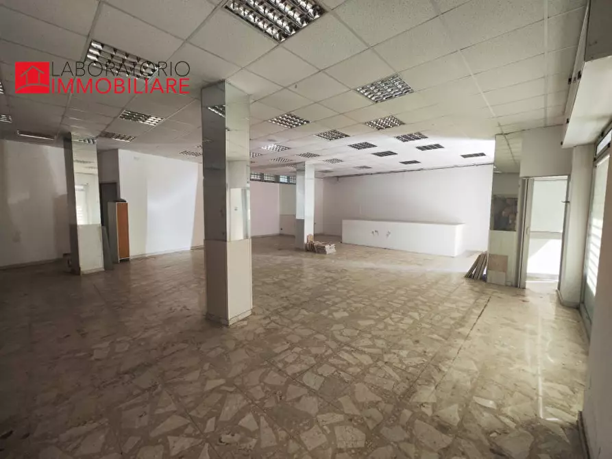 Immagine 21 di Attività commerciale in affitto  in via D'Annunzio angolo via Tasso a Lecce