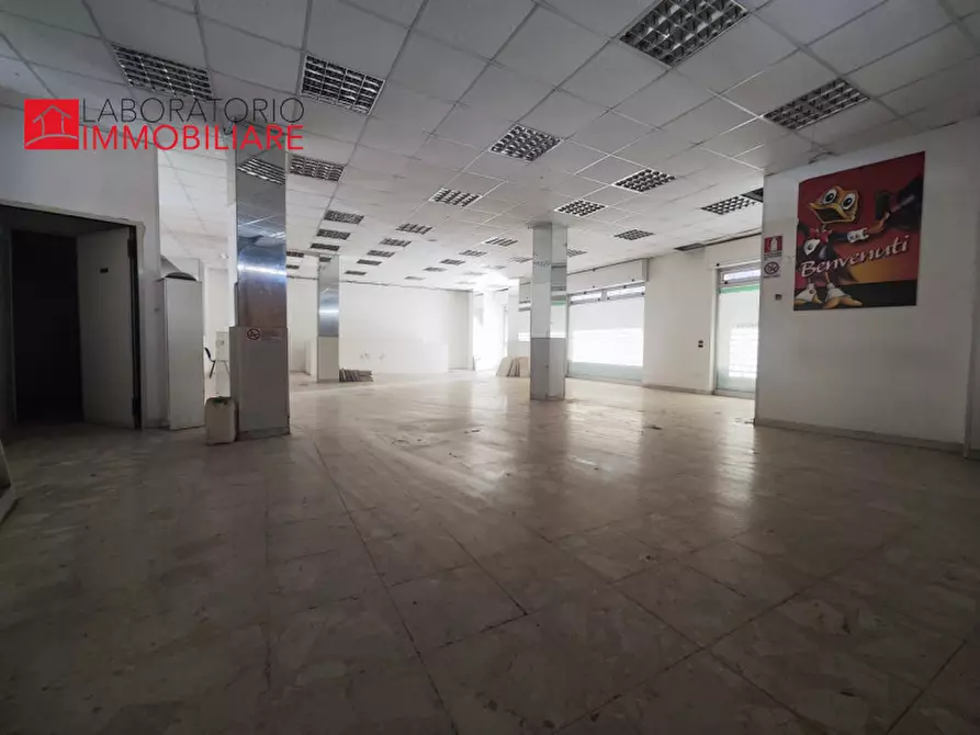 Immagine 22 di Attività commerciale in affitto  in via D'Annunzio angolo via Tasso a Lecce