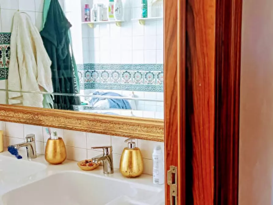 Immagine 9 di Appartamento in vendita  in Via Roma a Salerno