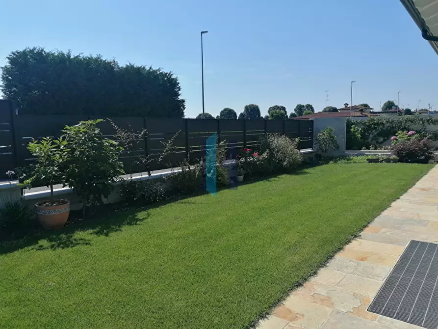 Immagine 32 di Villa in vendita  a Travagliato