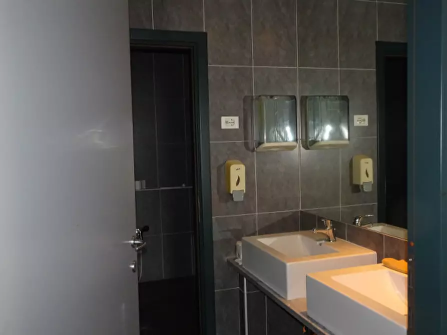 Immagine 23 di Ufficio in affitto  in via Messedaglia a Verona