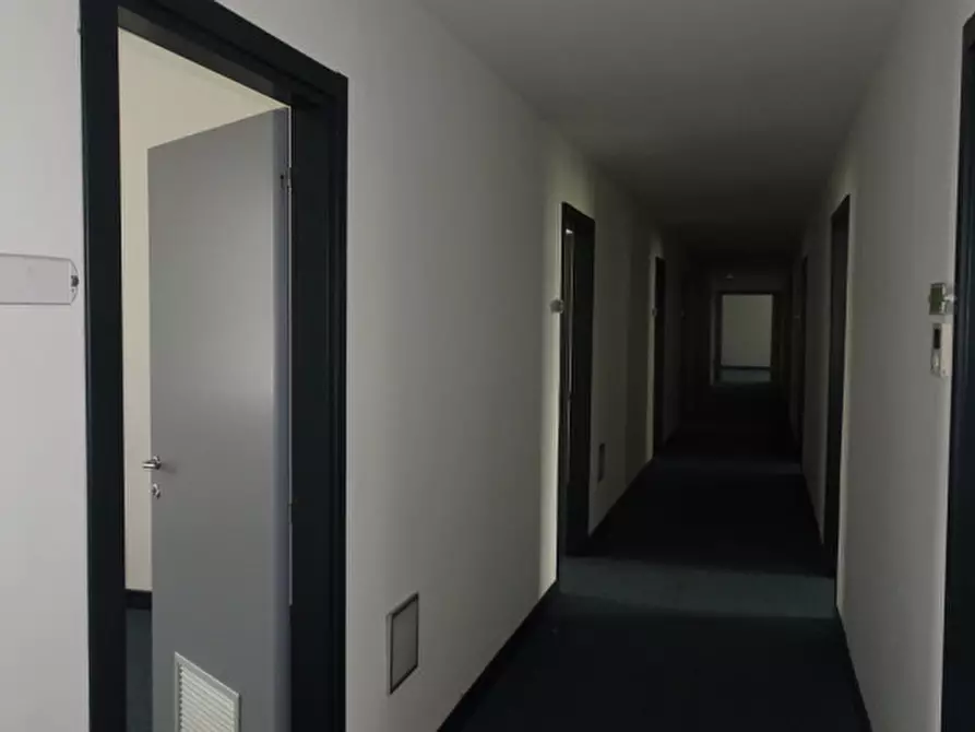 Immagine 25 di Ufficio in affitto  in via Messedaglia a Verona