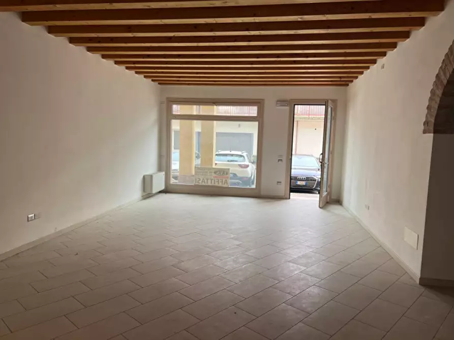 Immagine 1 di Negozio in affitto  in PIAZZA LIBERAZIONE N. 180 a Vo