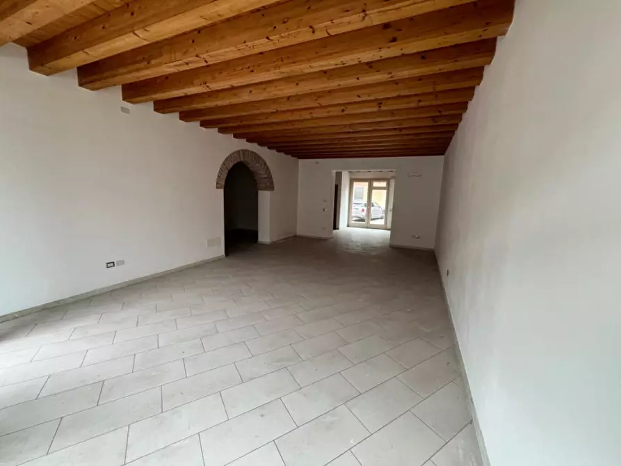 Immagine 2 di Negozio in affitto  in PIAZZA LIBERAZIONE N. 180 a Vo