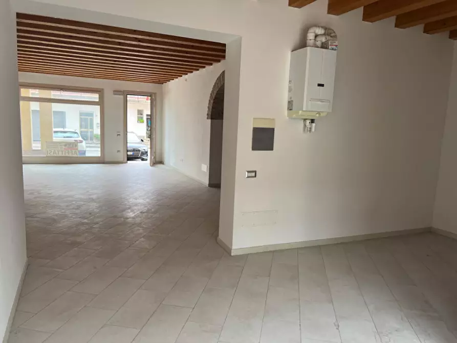 Immagine 6 di Negozio in affitto  in PIAZZA LIBERAZIONE N. 180 a Vo