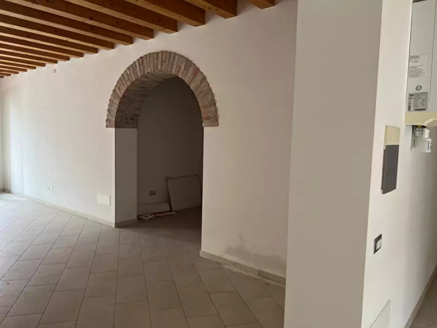 Immagine 8 di Negozio in affitto  in PIAZZA LIBERAZIONE N. 180 a Vo