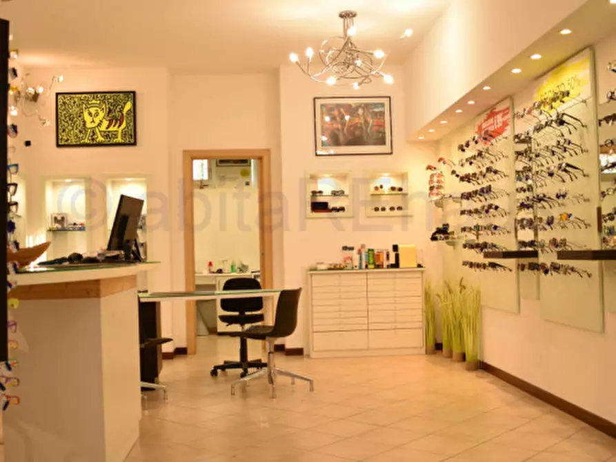 Immagine 2 di Negozio in vendita  in Via Resia a Bolzano