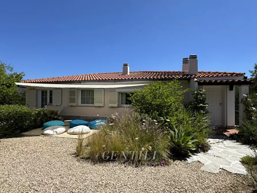 Immagine 1 di Villa in vendita  a Arzachena