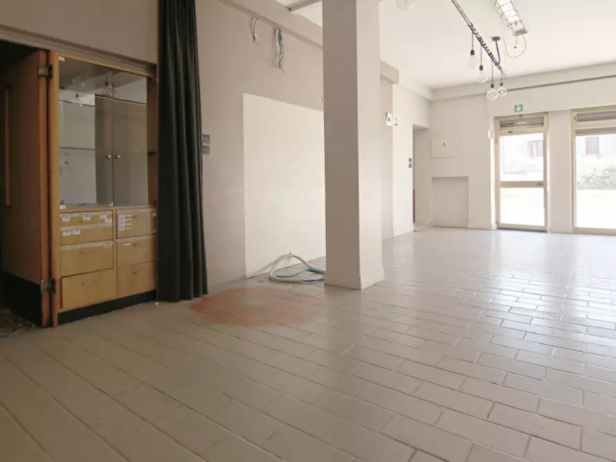 Immagine 2 di Negozio in vendita  in Via Tezze a Sommacampagna