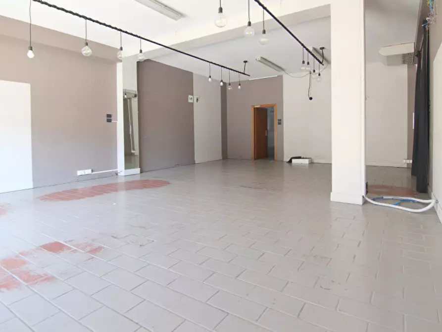 Immagine 3 di Negozio in vendita  in Via Tezze a Sommacampagna